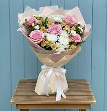 Букет цветов из:  Гвоздики, Орхидеи и Розы в Вочепшем