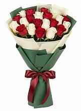 Букет Микс из красных и белых роз в Вочепшем