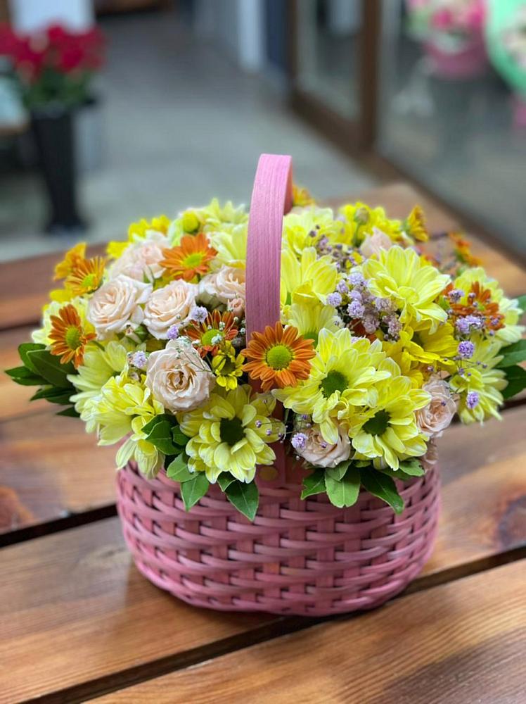 Цветочная композиция из Хризантемы и Розы в корзине в Вочепшем