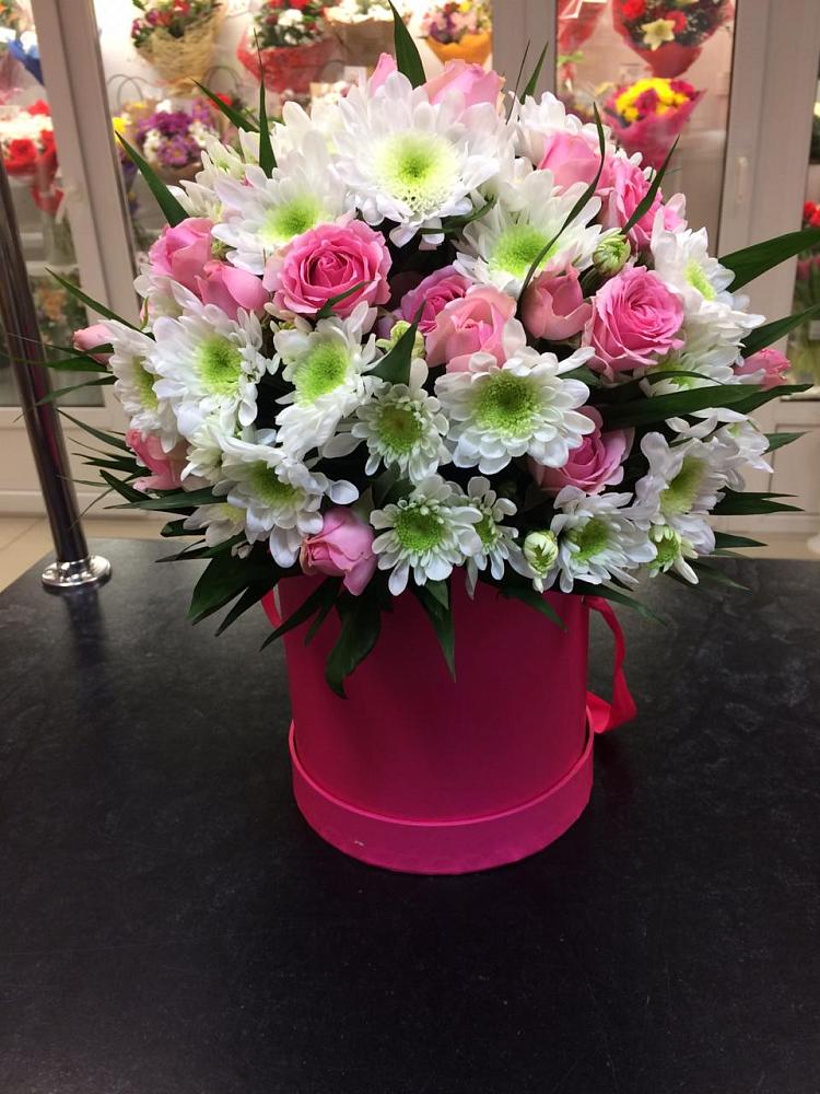 Цветочная композиция из Розы и Хризантемы в шляпной коробке в Вочепшем