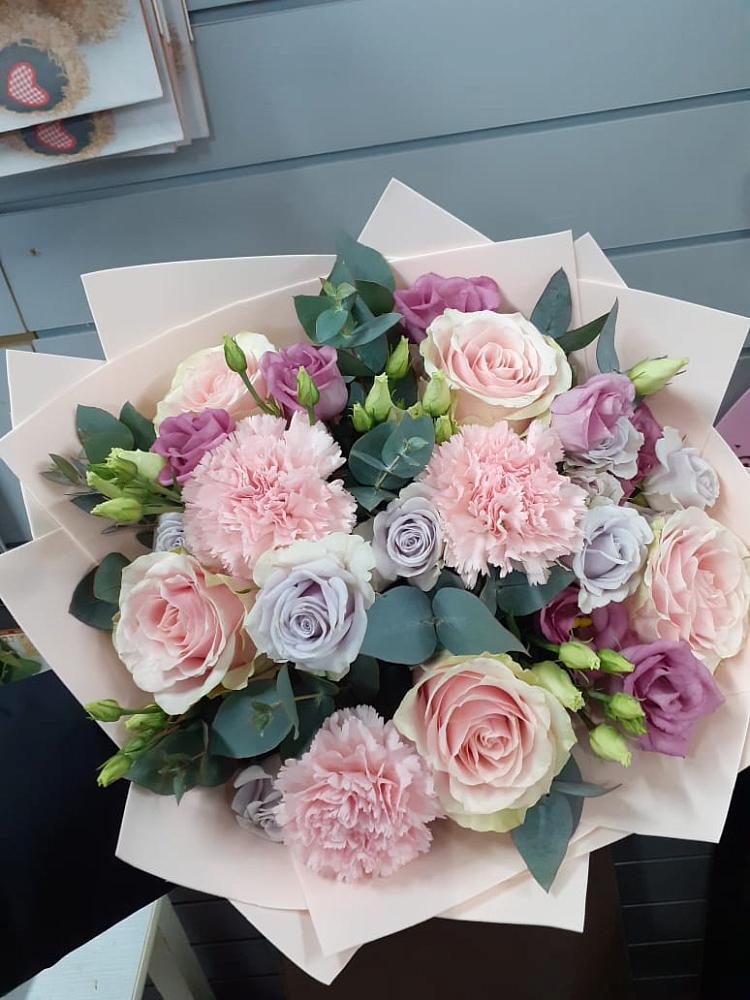 Букет цветов из: Розы, Гвоздики и Лизиантусы в Вочепшем